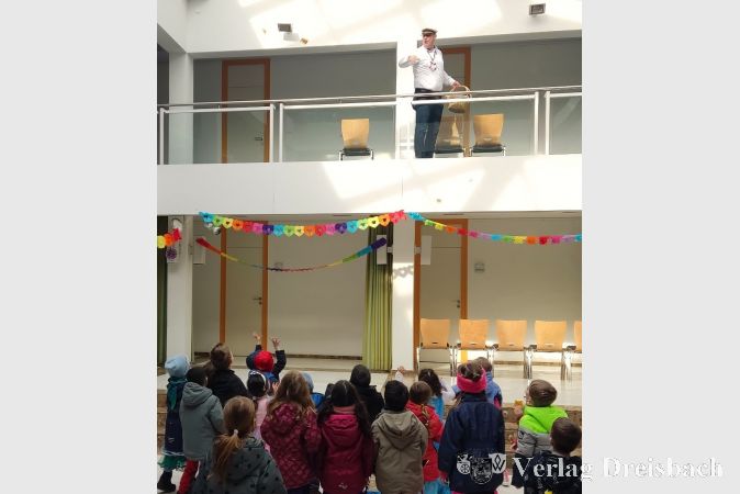 Bürgermeister Christian Seitz ließ am Fastnachtsdienstag die Bonbons herunterprasseln.