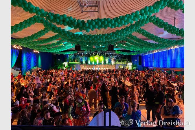 Kinderkarneval in der Schwarzbachhalle.