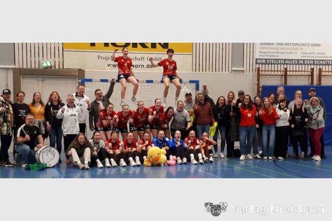 Die weibliche A-Jugend jubelt mit Trainern und Familien über den Bundesliga-Sieg.
