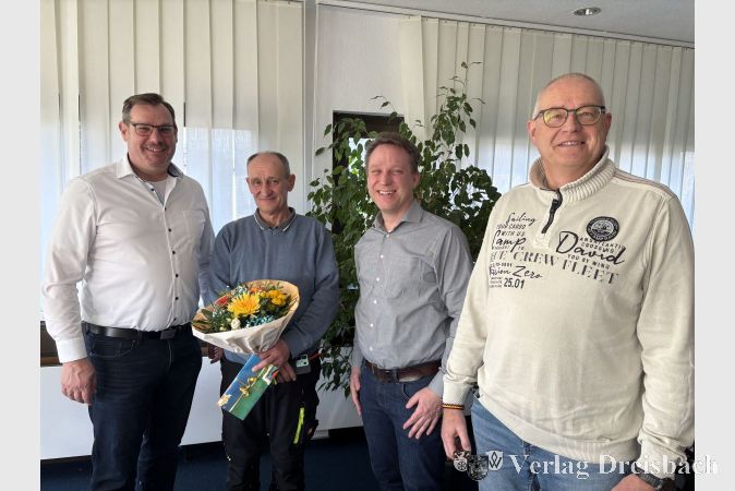 V.l.n.r.: Bürgermeister Christian Seitz, Kujton Latifi, Erster Beigeordneter Martin Mohr und Fachbereichsleiter Michael Walter.