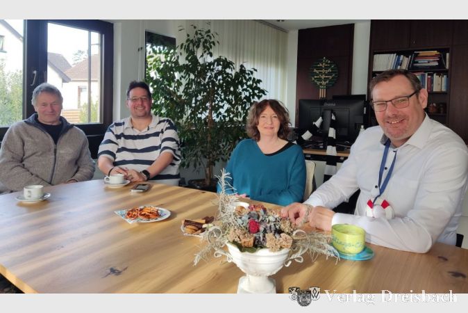 V.l.n.r.: Dr. Wolfgang Mazur, Fachbereichsleiter Pasquale Fiore, Kathrin Bennett und Bürgermeister Christian Seitz.
