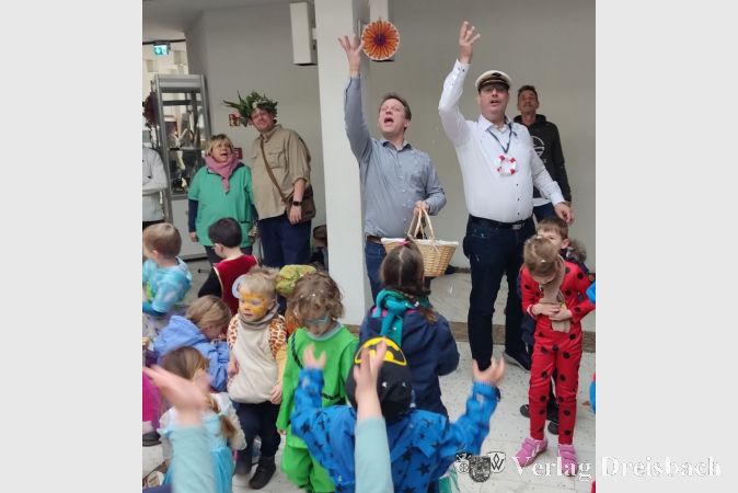 Erster Beigeordneter Martin Mohr und Bürgermeister Seitz beim munteren Verteilen der Süßigkeiten im Foyer des Rat- und Bürgerhauses.