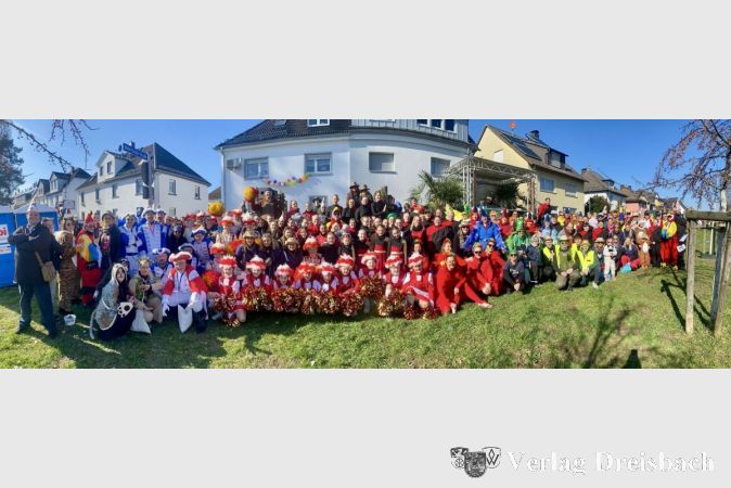 Panorama-Bild der KKK-Mitwirkenden bei den Umzügen in der Umgebung.