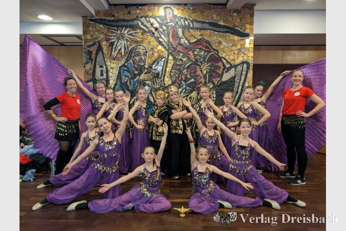 Die „Dancekids“ des Carneval-Verein-Weilbach sorgen mit ihrer energiegeladenen Darbietung für Begeisterung im Saal.