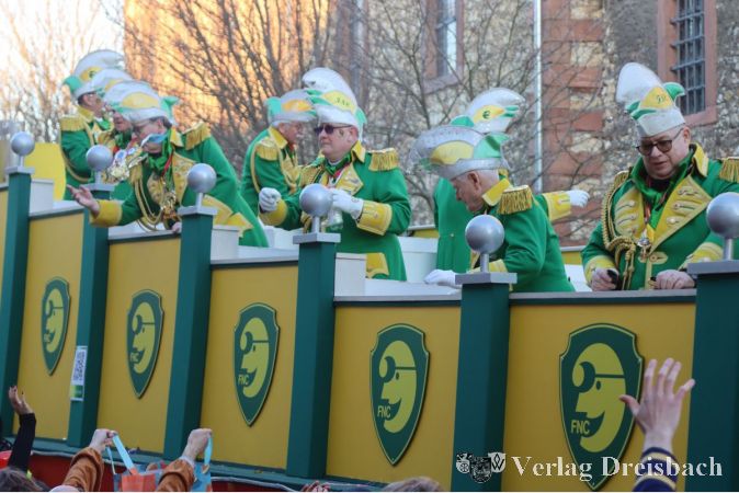 Der FNC-Generalstab verschanzt sich zwar sicherheitshalber auf seinem Burgwagen, ist aber von wohlgesonnenem Narrenvolk umgeben. Sein Fahrzeug beschließt traditionell den Umzug.