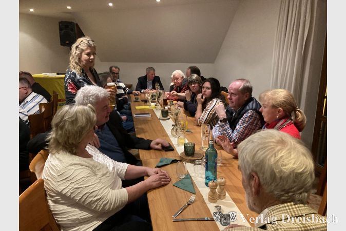 Diskussionsfreudige Runde beim FDP-Heringsessen am Aschermittwoch in Eddersheim. Oben, am Kopfplatz des Tisches, Moritz Promny.