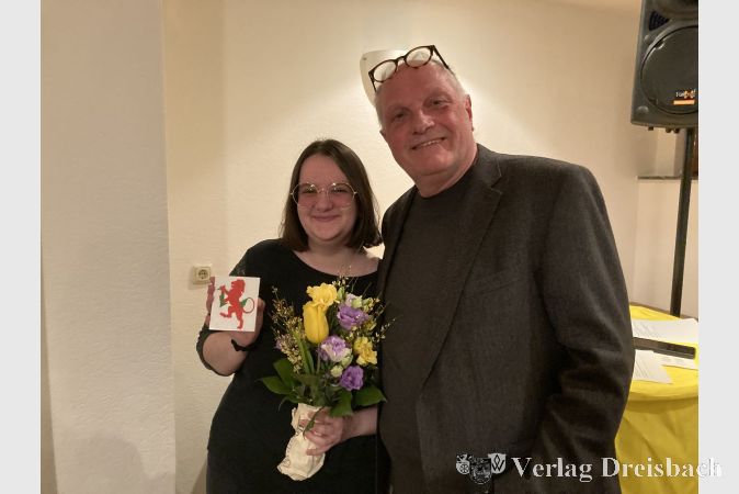 Anna Bode freut sich über die Würdigung des Jugendparlaments und das „druckfrische“ Wappen. Neben ihr Norbert Reichert, Vorsitzender des FDP Ortsverbands Hattersheim.