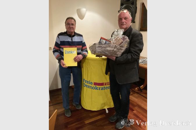 Aribert Mayer (links) kann auf 50 Jahre FDP-Mitgliedschaft zurückblicken. Gerne nahm Norbert Reichert diese besondere Ehrung vor.