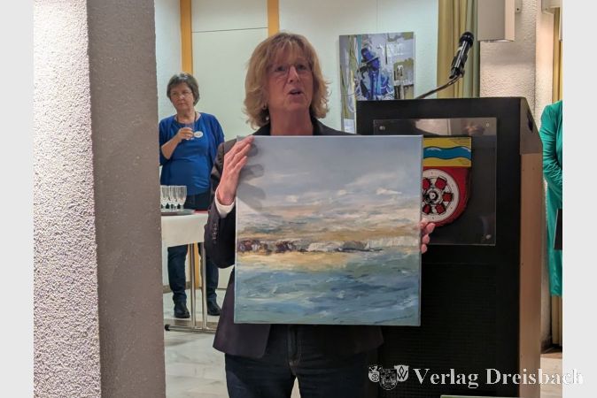 Ingrid Franke mit dem Bild, das an diesem Abend zugunsten der Bürgerstiftung versteigert wurde.
