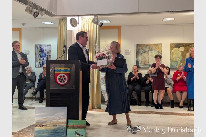 Bürgermeister Christian Seitz gratulierte der Ersten Vorsitzenden des Liederkranzes, Engellie Stern-Krecker, zum Geburtstag.