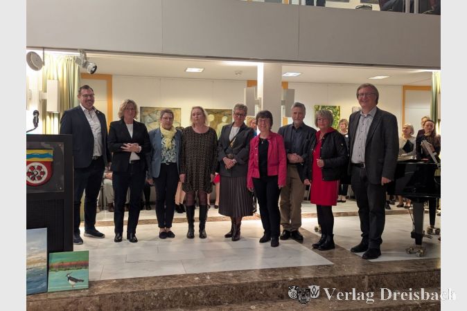 V.l.n.r.: Bürgermeister Christian Seitz, Ingrid Franke, Andrea Seidel, Ulrike Schmidt, Ulla Hübner, Angelika Brandt-Herbert, Hans-Peter Krecker, Elke Uta Summen und der Kulturforums-Vorsitzende Dr. Frank Fichert.
