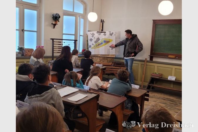 Bauamtsmitarbeiter Michael Knittel erläuterte den Bauplan zur Überarbeitung des Spielplatzes am Mühlbach.