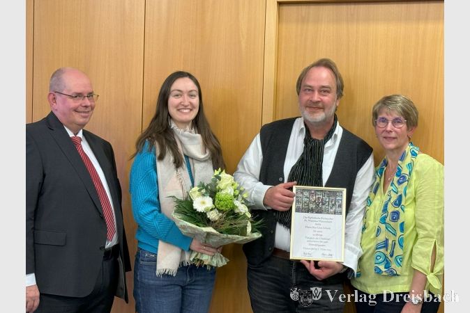 V.l.n.r.: Ulrich Göbel (1. Vorsitzende des Chores), die neue Dirigentin Laura-Maria Püsch, der scheidende Jens-Uwe Schunk und Stefanie Böhler (2. Vorsitzende des Chores).