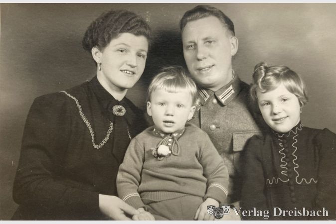 Die Familie Caspari im Krieg bei dem Besuch von Vater Karl in der Heimat. Bernd, damals zwei Jahre alt, kann sich an dieses Ereignis kaum erinnern. Links neben ihm Mutter Katharina, rechts Schwester Helga.
