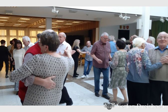 Der Lenz hielt Einzug beim jüngsten Tanztee im Rat- und Bürgerhaus.