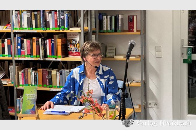 Autorin Sybille Schütz auf der Krifteler Lesebühne.