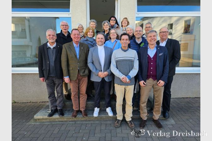Zur Vorstellung der Räumlichkeiten der neuen Ausgabestelle der Tafel Hattersheim-Hofheim am 18. März in Kelkheim waren viele Unterstützer:innen gekommen.