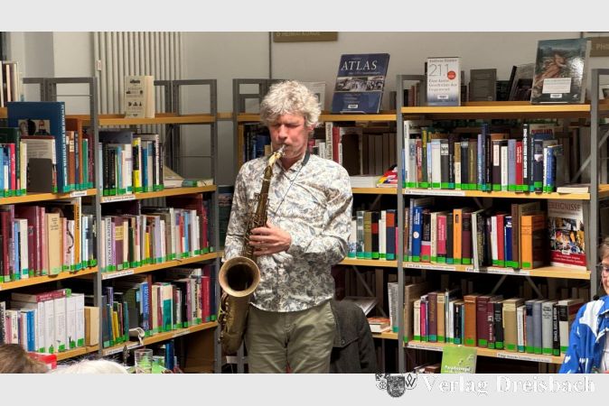 Saxophonist Matthias Rüdiger untermalte die Veranstaltung musikalisch.