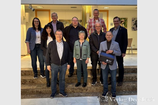 Treffen der Sicherheitsberater/innen für Senioren (v. li.): Alicia Seeharsch, Axel Aubel, Markus Blyschz und Volker Kaufmann (hinten) sowie Heidi Mock, Wolfgang Polatschek, Elfriede Abel, Siegfried Ambros, Jürgen Wirth und Bürgermeister Christian Seitz.