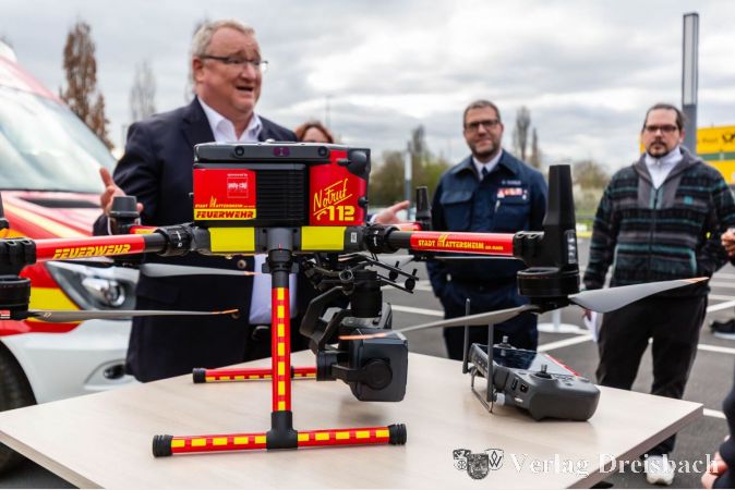 Die neue Drohne vom Typ Matrice-350-RTK bei ihrer Übergabe.