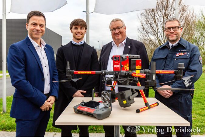 V.l.n.r.: Dr. Alexander Giehl, Francesco Niedecker, Bürgermeister Klaus Schindling und Stadtbrandinspektor David Tisold.
