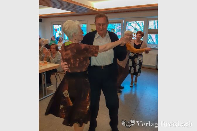 Frau Buchinger und Herr Netsch beim Tanz.