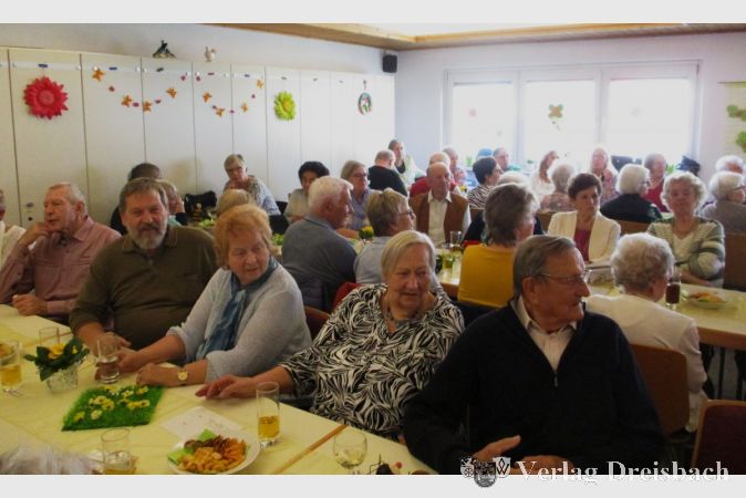 Volles Haus im frühlingshaft geschmückten DRK-Heim.
