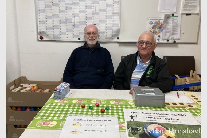 Hans-Georg Mundschenk (links) und Ernst Langhammer beim Ostereierschießen 2024. Sie rechnen fest damit, dass in diesem Jahr noch mehr Gäste kommen - allein schon wegen der Tombola.