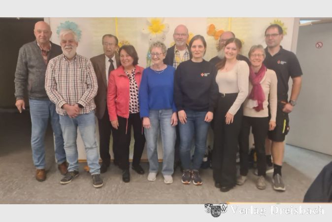 V. l. n. r.: Vorsitzender Manfred Göttlicher, Beisitzer Christoph Otto, Ehrenvorsitzender Dr. Dieter Kühnert, Schriftführerin Ingrid Unger, Sozialbeauftragte Angelika Badeck, OV-Geschäftsführer Axel Kroll, stellv. JRK-Leiterin Sabine Kozubowski, Beisitzer Eric Müller, JRK-Leiterin Anna Kozubowski, Kassiererin Ute Stein, Bereitschaftsleiter Markus Dieges.