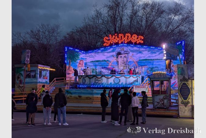 Heiße Fahrten auf dem "Skipper" in der Dämmerung.