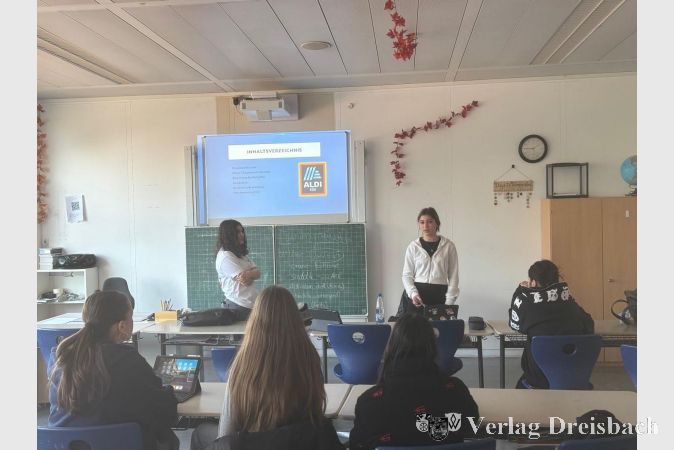 Schülerinnen und Schüler der 9. Klassen präsentierten den Jahrgangsstufen 7 und 8 Wissenswertes zum Thema Praktikum.