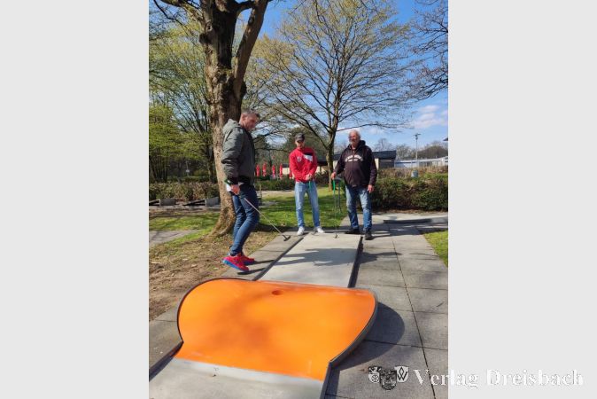 Bauamtsmitarbeiter Michael Knittel (links) mit Marius Podolczak und Dieter Veit auf dem Minigolfplatz.