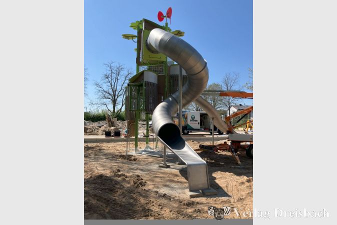 Derzeit befindet sich die neue Turm-Spielanlage auf dem Spielplatz an der Ankerstraße im Aufbau.
