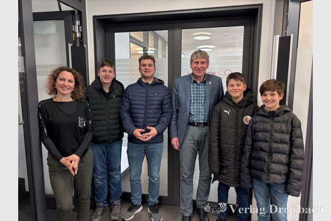 V.l.n.r.: Svenja Keil (Wirtschaftsförderung), Niko, Leonard, Alexander Schwarz (Wirtschaftsförderer), Luis, Damian.