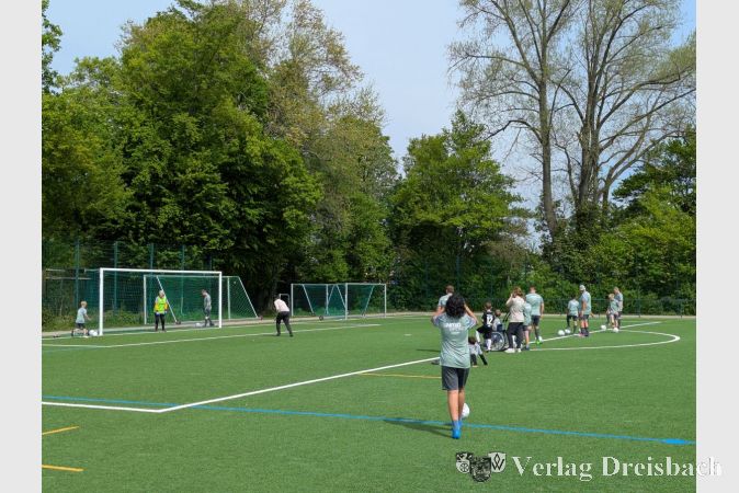 Die Spieler von Eintracht Hattersheim traten am Dienstag zu einem Freundschaftsspiel gegen Nachwuchsspieler der DJK an.
