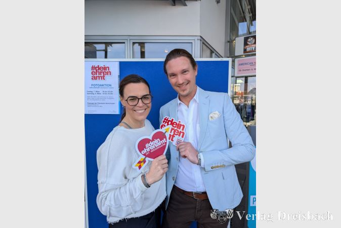 Dr. Christopher Naumann, Kulturamtsleiter, und Corinna Allendorff, Mitarbeiterin des Kulturamts, geben dem Ehrenamt in Flörsheim ein Gesicht.