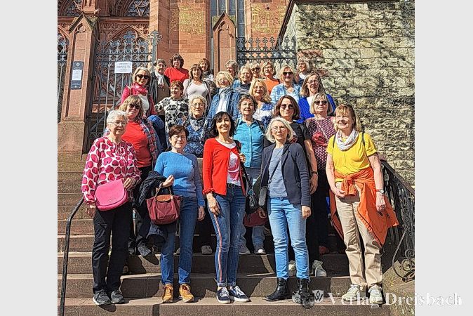 Die Sängerinnen der Choryfeen, die an dem Oppenheim-Ausflug teilgenommen hatten, auf den Stufen vor der Katharinenkirche.