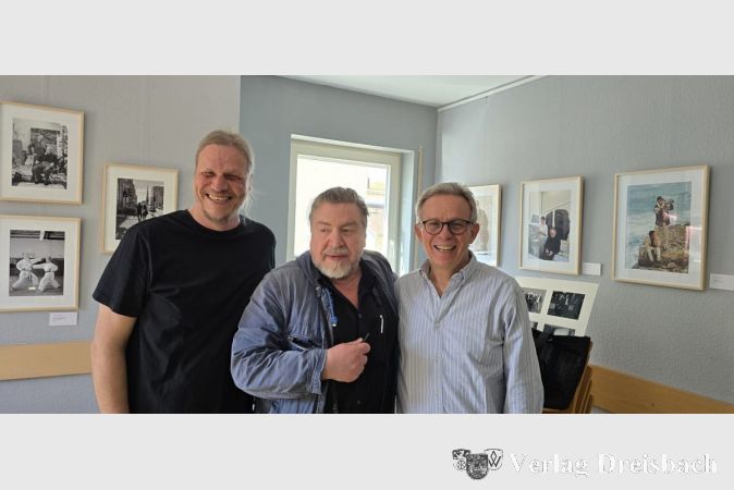 Beste Laune zum Signierbesuch des bekannten Schauspielers und nun auch Fotografen am Samstag im Haus Sankt Martin. V.l.n.r.: Carsten Riffel (piCta Flörsheim), Armin Rohde und Klaus Störch.