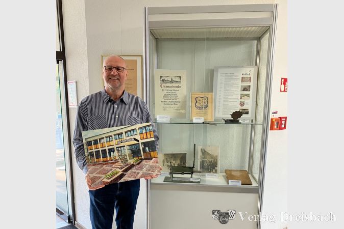 Gemeindearchivar Dr. Detlef Krause vor der neu gestalteten Rathaus-Vitrine im Oktober 2024.