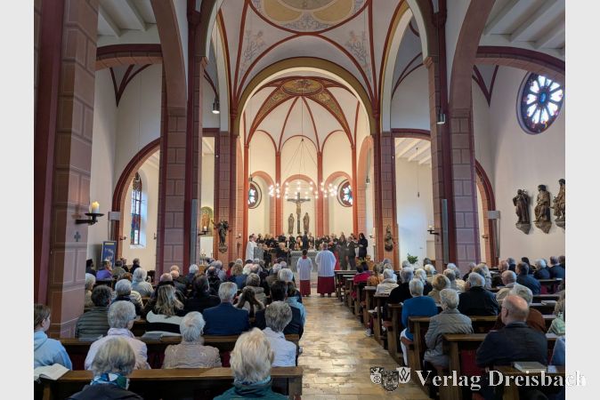 Viele Gläubige am Ostersonntag dem Festgottesdienst in St. Vitus bei.