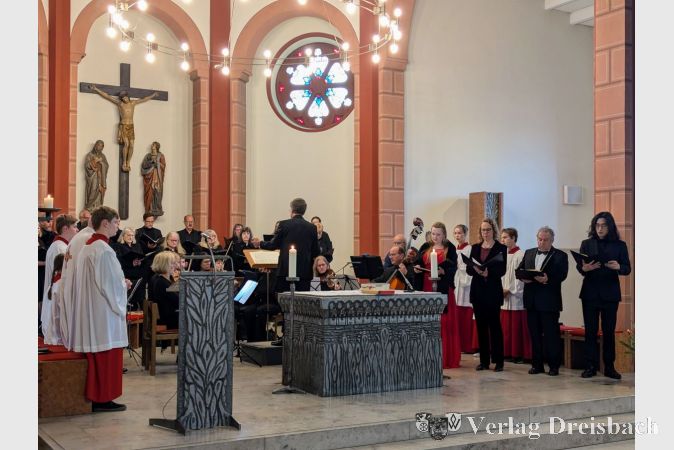 Unter der Leitung von Andreas Winckler wurde der Gottesdienst mit beeindruckenden musikalischen Darbietungen untermalt.