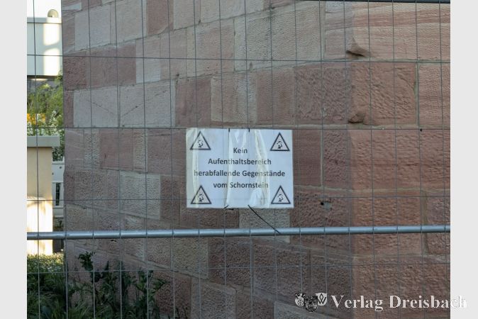 Warnung vor herabfallenden Gegenständen.