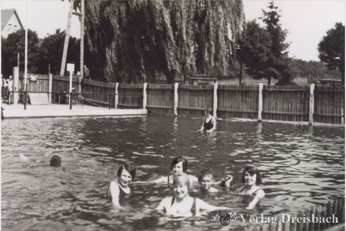 Im Krifteler Schwimmbad, um 1930.