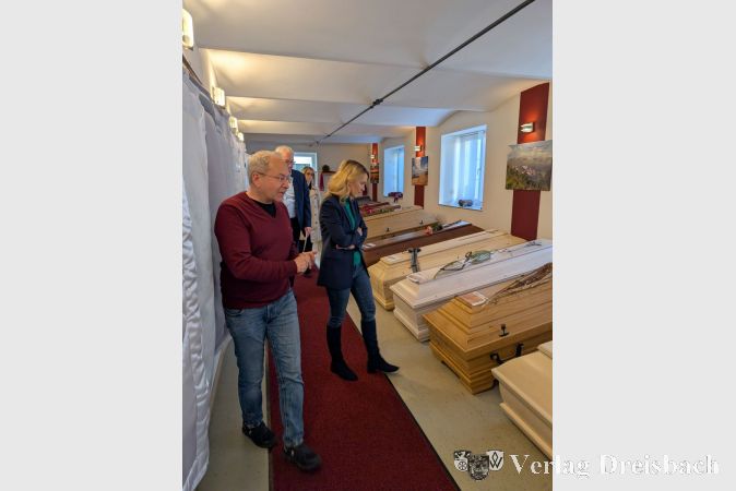 Im Ausstellungsraum des Bestattungsinstituts zeigt sich die Bandbreite moderner Sargmodelle - von klassisch bis individuell gestaltet.