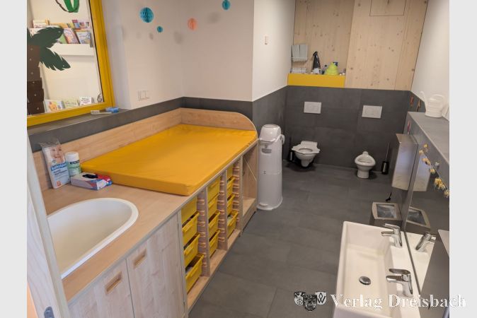 Kindgerechte Sanitäranlagen sorgen für eine hygienische und sichere Umgebung, in der die Kinder spielerisch Selbstständigkeit im Umgang mit der Körperhygiene erlernen.