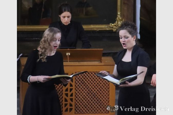 Die Sängerinnen Barbara Skora (l.) und Annemarie Pfahler begleiteten das Konzert mit ihren Alt- und Sopranstimmen.