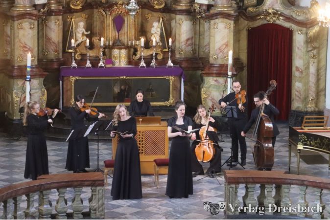 Am Passionssonntag sind die Kruzifixe dunkellila verdeckt (im Hintergrund), die Instrumente des Barockorchesters „Capella Academica Frankfurt“ erklangen beim Gallus-Konzert dagegen glasklar.