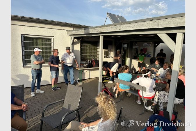 V.l.n.r.: Rudi Pirkovic (2. Vorsitzender), Markus Enders (1. Vorsitzender) und Bürgermeister Klaus Schindling weihten am vergangenen Freitag die Flutlichtanlage beim Tennisverein MTHC Eddersheim offiziell ein.
