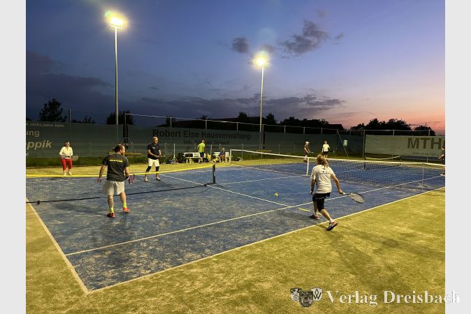 Bei einem kleinen Tennisturnier konnten die Mitglieder des MTHC Eddersheim die neue Flutlichtanlage testen.