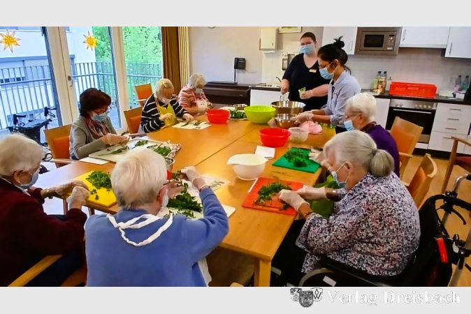 Da hatten die Senioren und Betreuerinnen im Kursana Domizil viel zu Schnippeln und Rühren, bis die Grüne Soße nach original Frankfurter Rezept fertig war. Am Ende waren alle zufrieden mit dem kulinarischen Gemeinschaftswerk und ließen es sich schmecken.